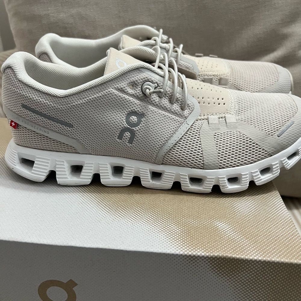 On Running Women's Sneakers in pearl -White 7.5